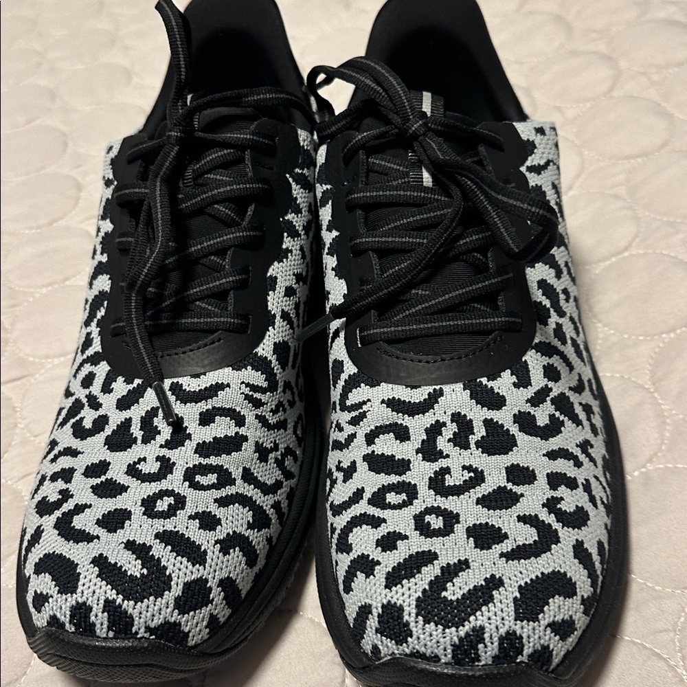 OrthoFeet Women's Black and White leopard Sneakers - Picture 3 of 4